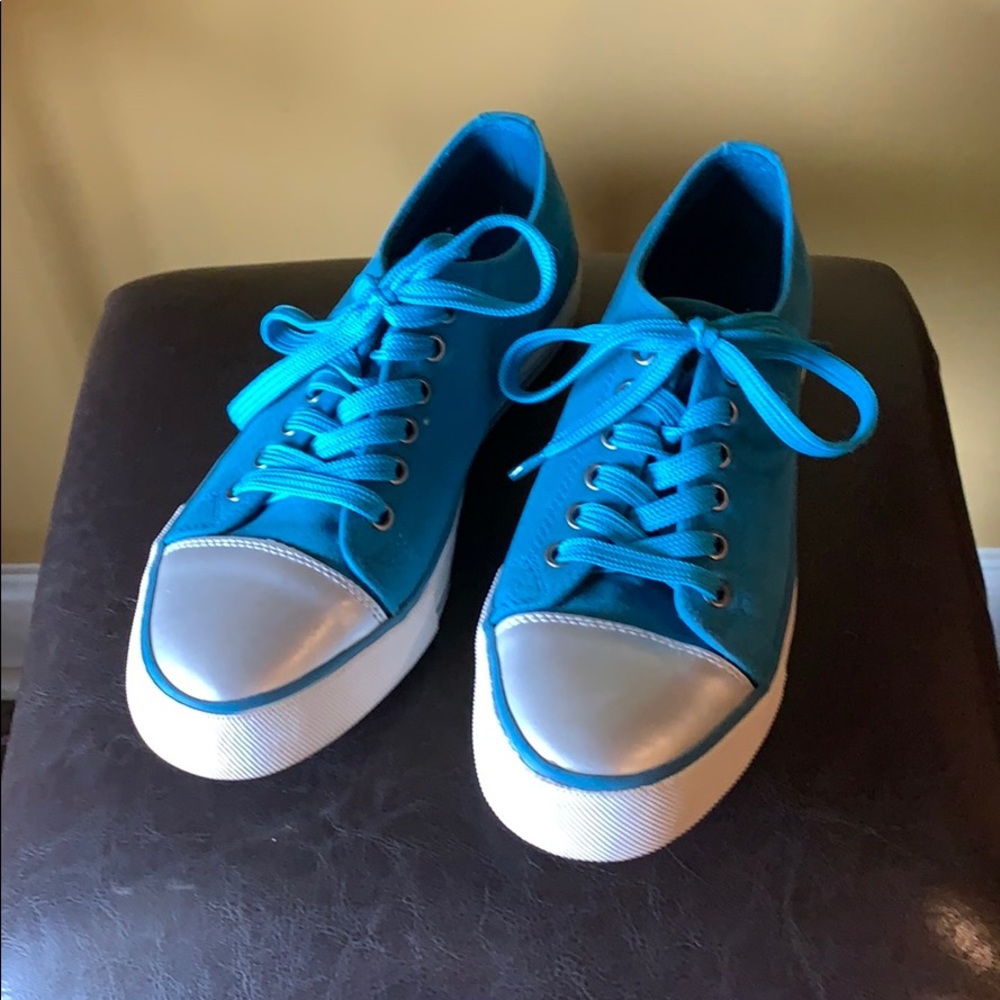 Twiggy London size 8w tennis shoes